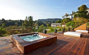 Spa de nage vs jacuzzi extérieur: lequel choisir ?