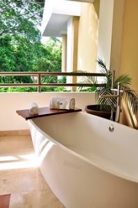 Votre salle de bain est trop petite ? Fait la briller avec un jacuzzi interieur !