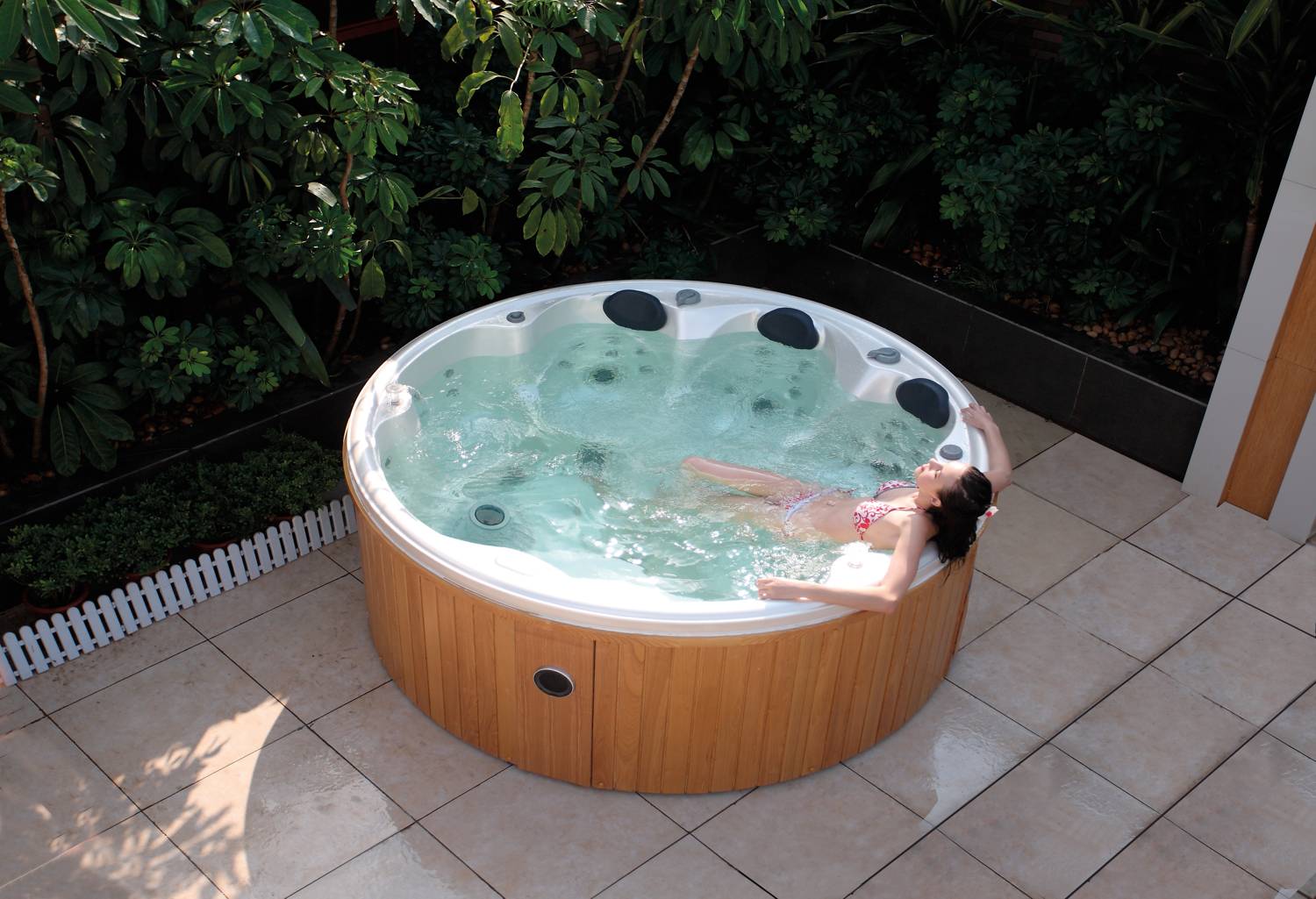 Le jacuzzi extérieur et ces singuliaritées