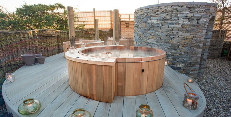 Un jacuzzi extérieur en bois, pour donner une touche différente à votre jardin ou terrasse