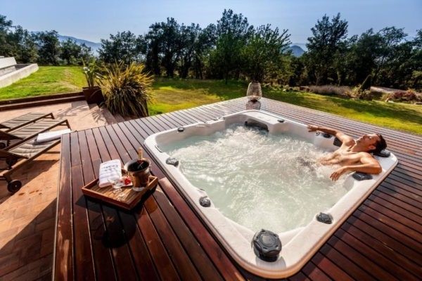 Jacuzzi d'extérieur de luxe exclusivement pour vous