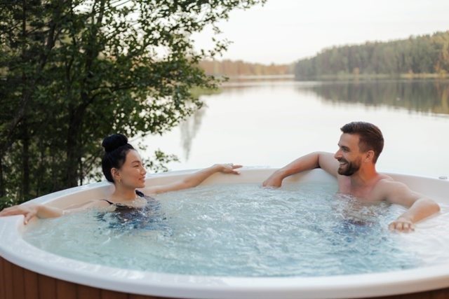 Baignade à l'ombre dans un jacuzzi extérieur