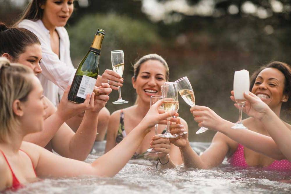 10 idées fabuleuses pour une fête dans un jacuzzi extérieur