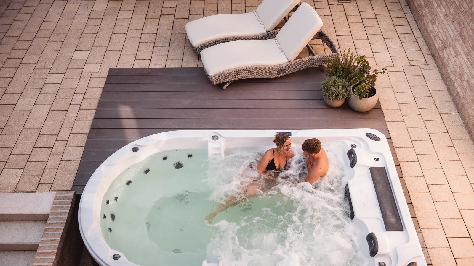 Jacuzzi d'intérieur ou d'extérieur ? Le pour et le contre